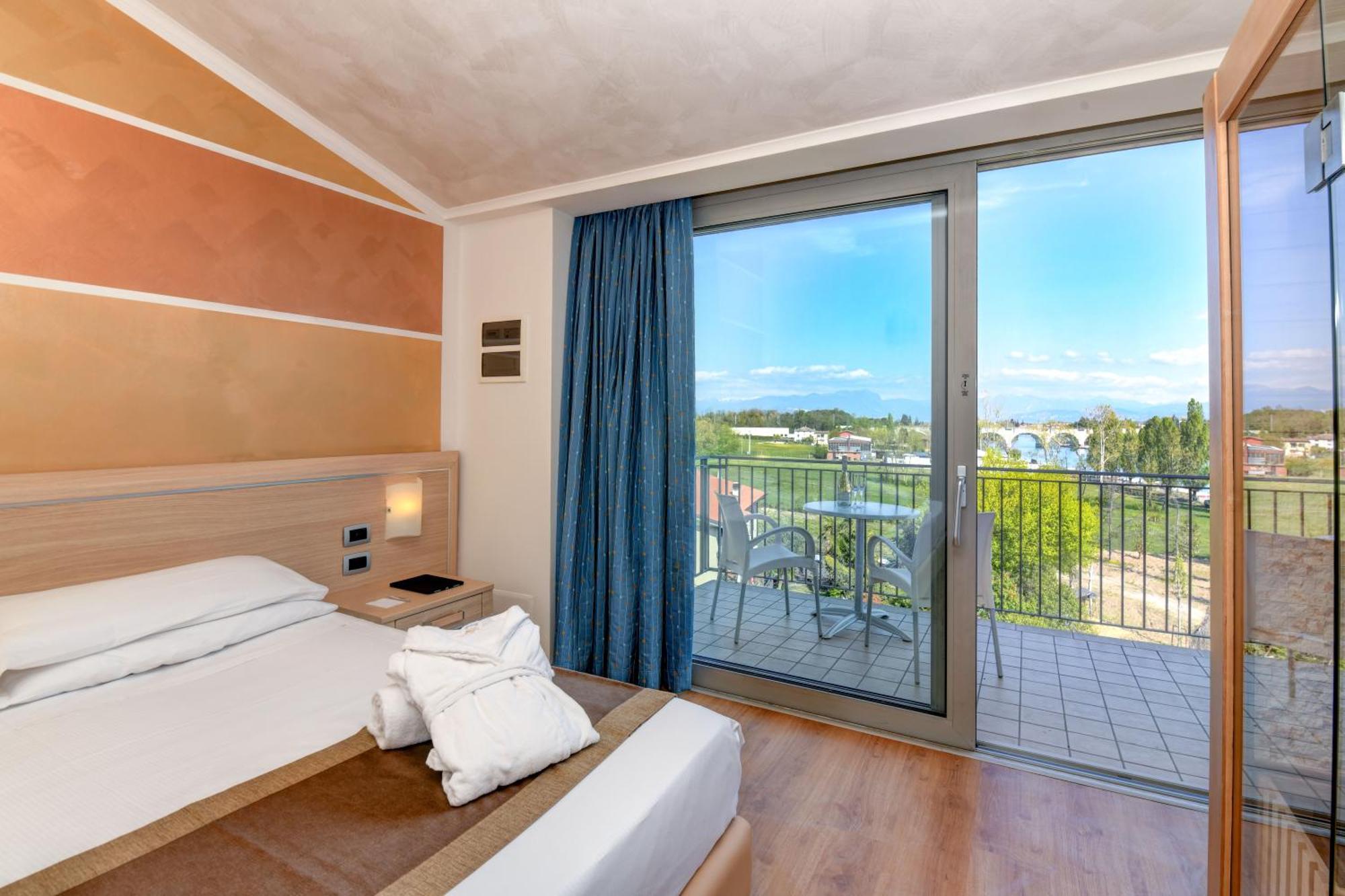 Hotel Rivus Peschiera del Garda Exteriör bild